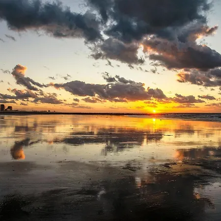 Chic Flat With Bunk Beds ミデルケルケ