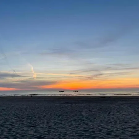 Chic Flat With Bunk Beds ミデルケルケ