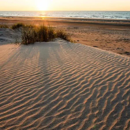 Chic Flat With Bunk Beds アパート ミデルケルケ